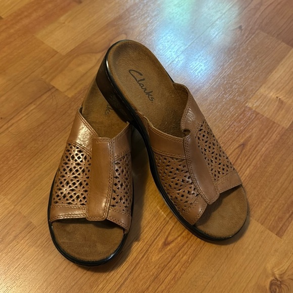 Clarks Tan Leather Perforated Slides Sz 7 
New no box - Picture 1 of 5